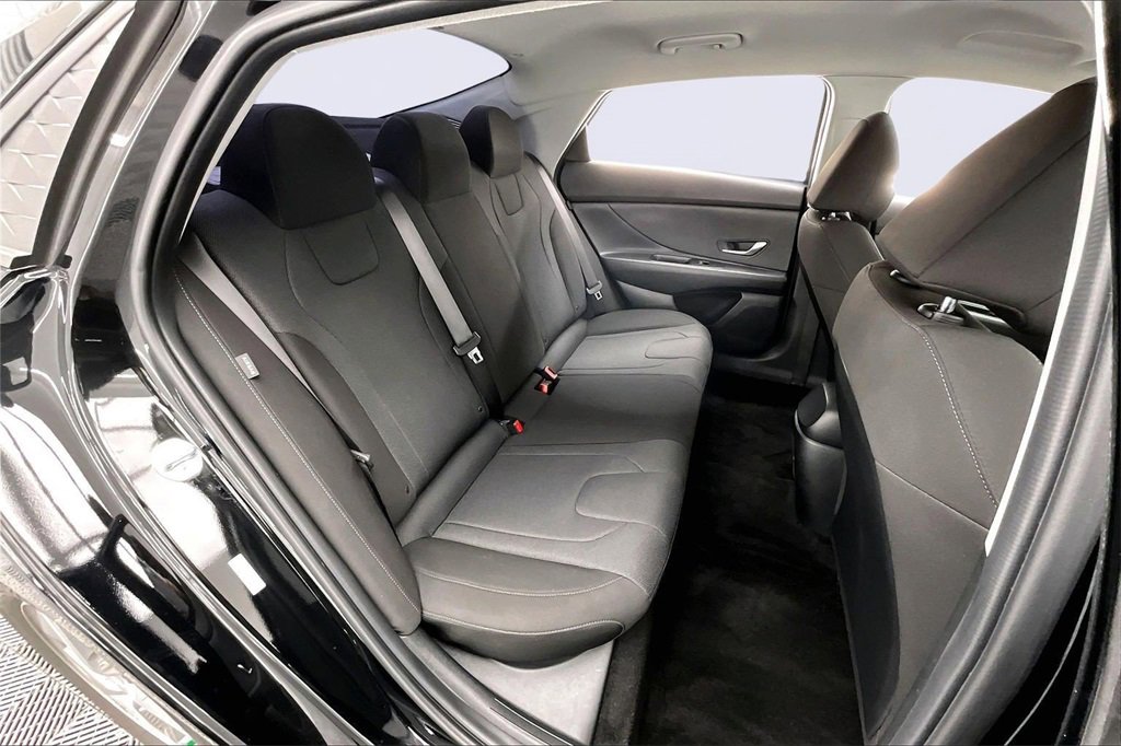 Used 2025 Hyundai Elantra SE image 27