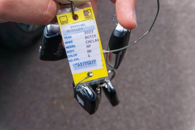 Used 2023 Buick Enclave Essence image 39