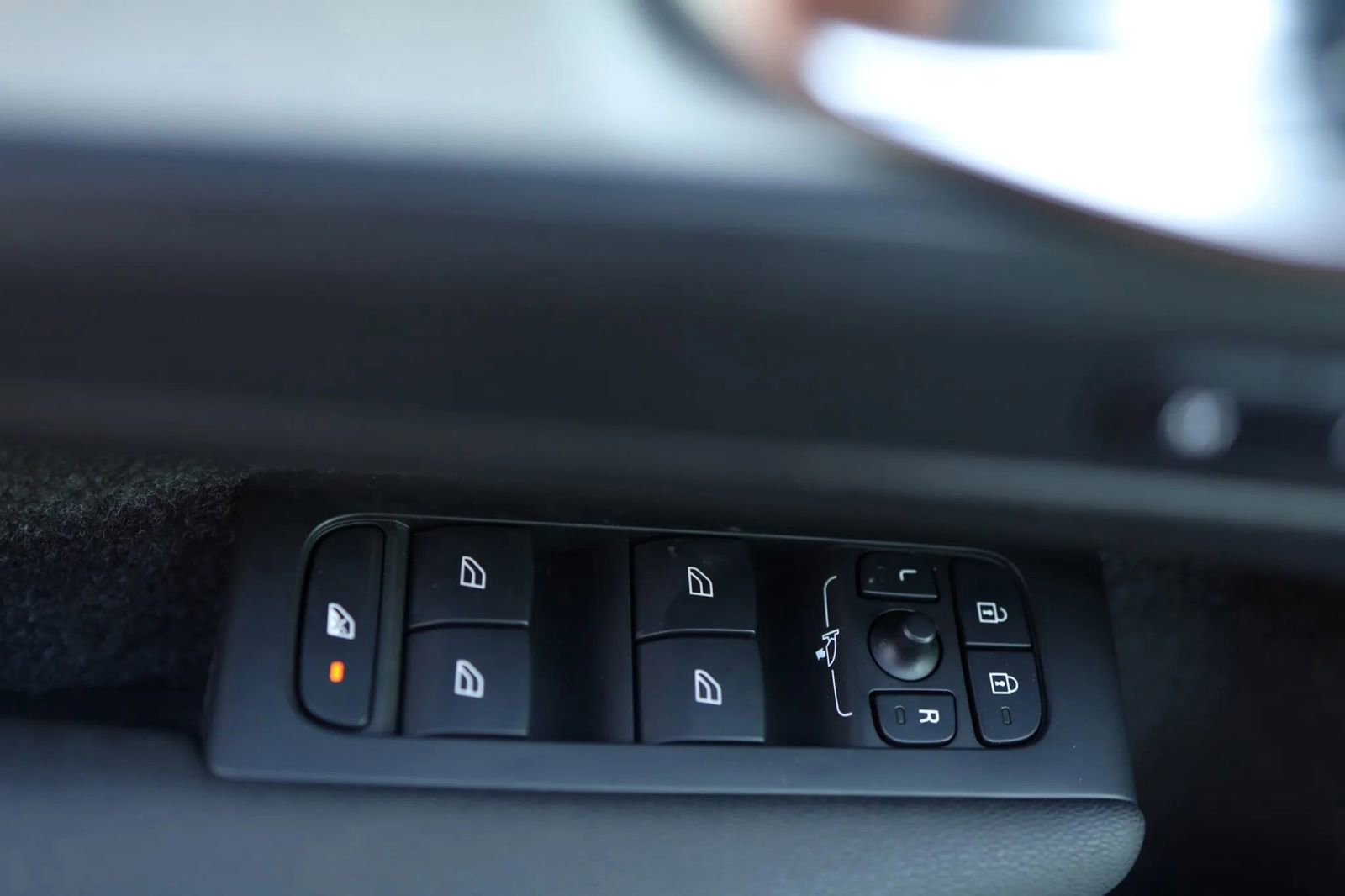 Used 2025 Volvo XC40 B5 Core image 13