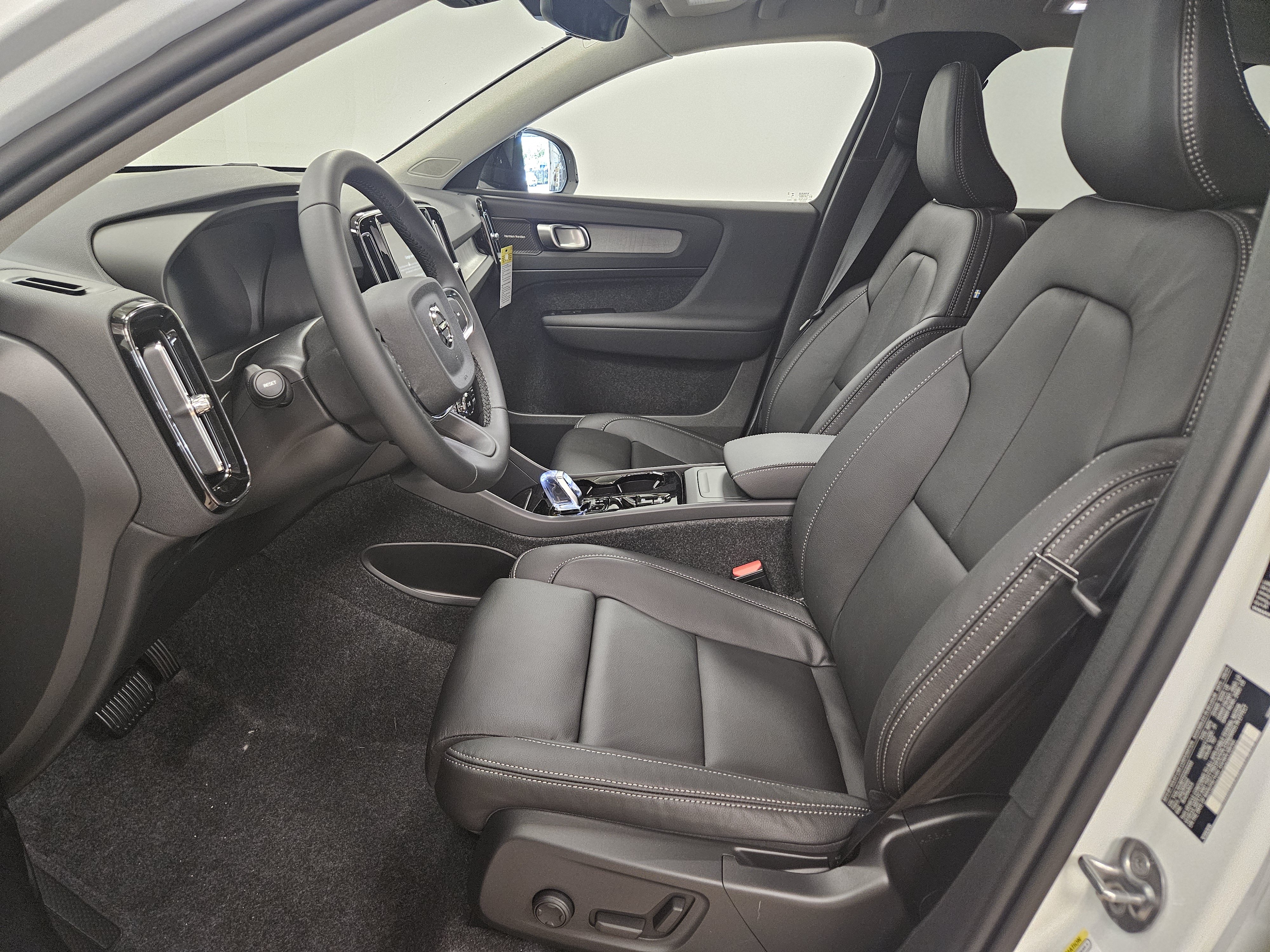 New 2026 Volvo XC40 B5 Ultra w/ Climate Package AWD/4WD image 10
