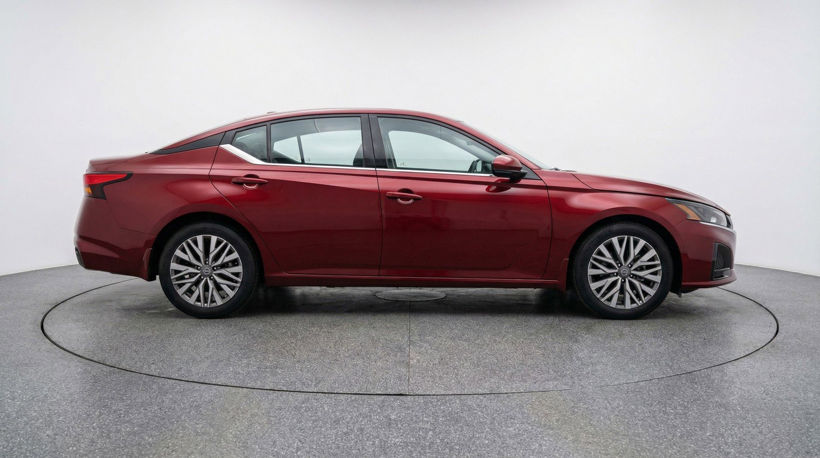 Used 2025 Nissan Altima 2.5 SV FWD image 11
