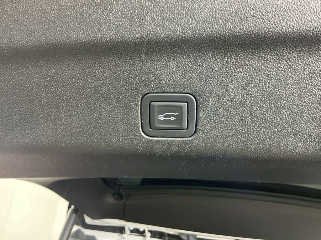 Used 2024 Chevrolet Suburban Z71 w/ Luxury Package image 12