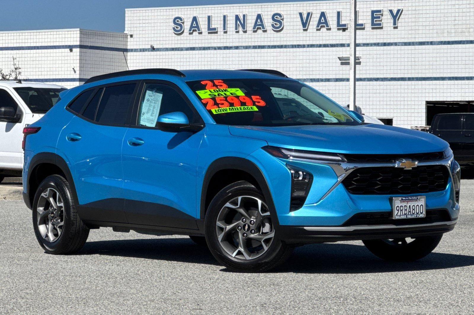 Used 2025 Chevrolet Trax LT FWD image 2