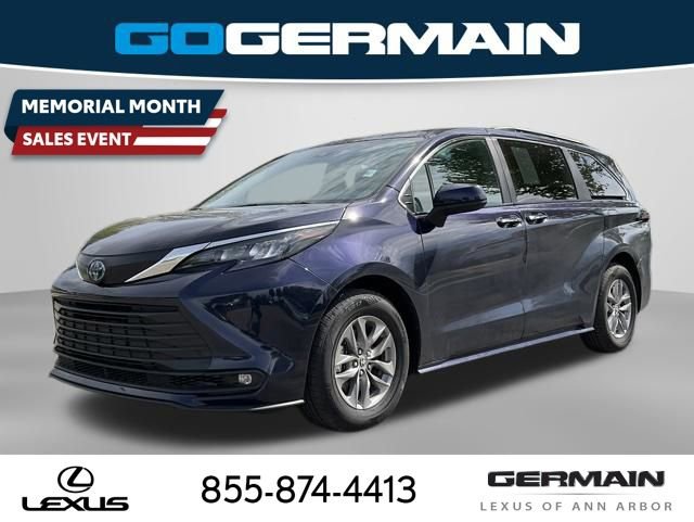 Used 2025 Toyota Sienna XLE FWD image 1