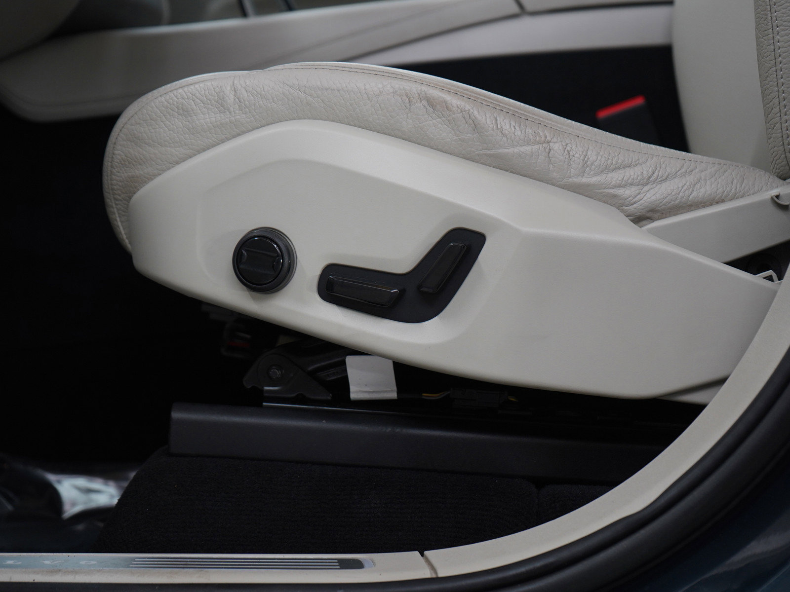 Used 2023 Volvo XC90 B6 Plus image 23