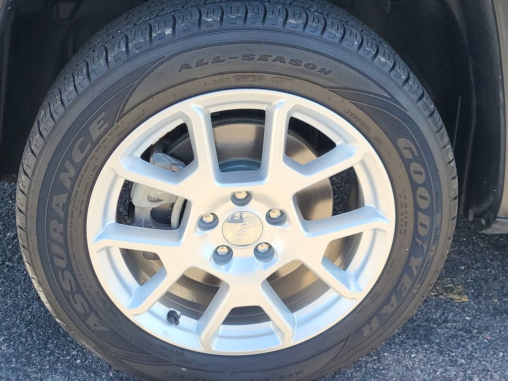 Used 2019 Jeep Renegade Latitude w/ Cold Weather Group AWD/4WD image 24