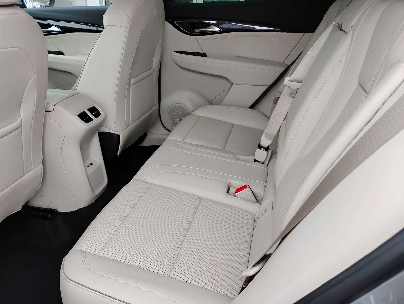 Used 2023 Buick Envision Essence image 17