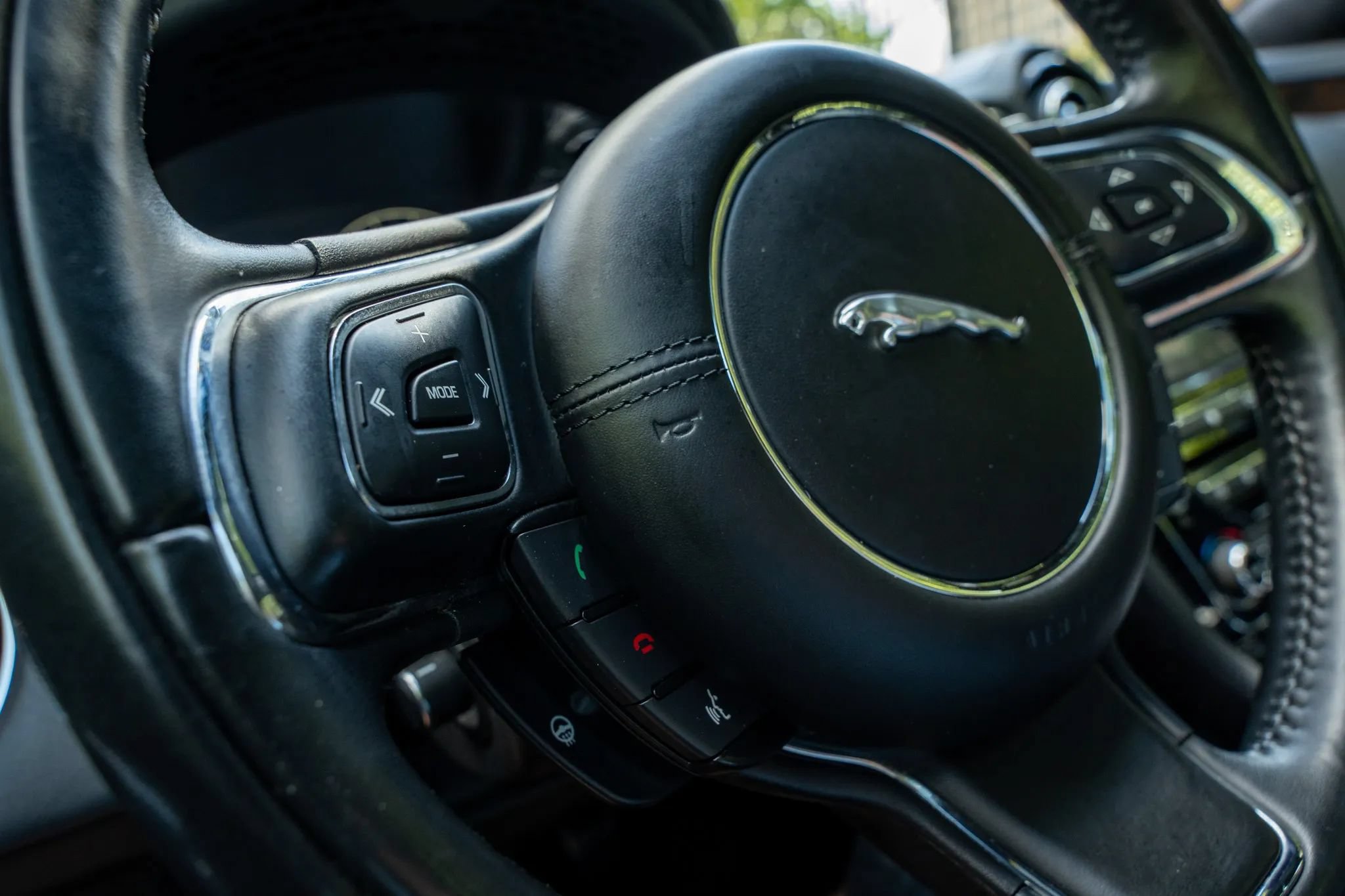 Used 2019 Jaguar XJ L Supercharged RWD image 25