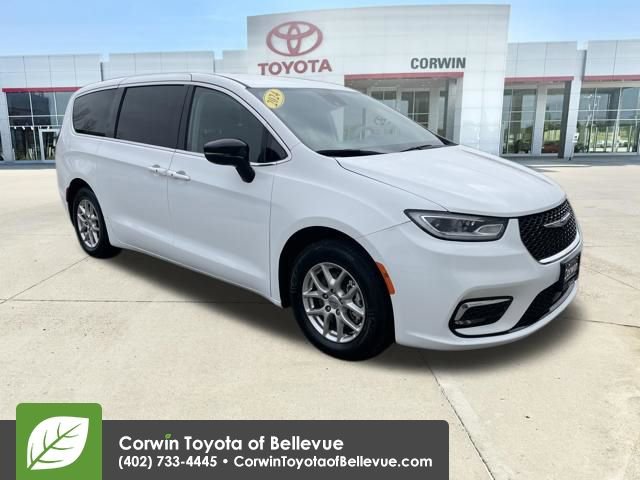 Used 2024 Chrysler Pacifica Touring-L image 1