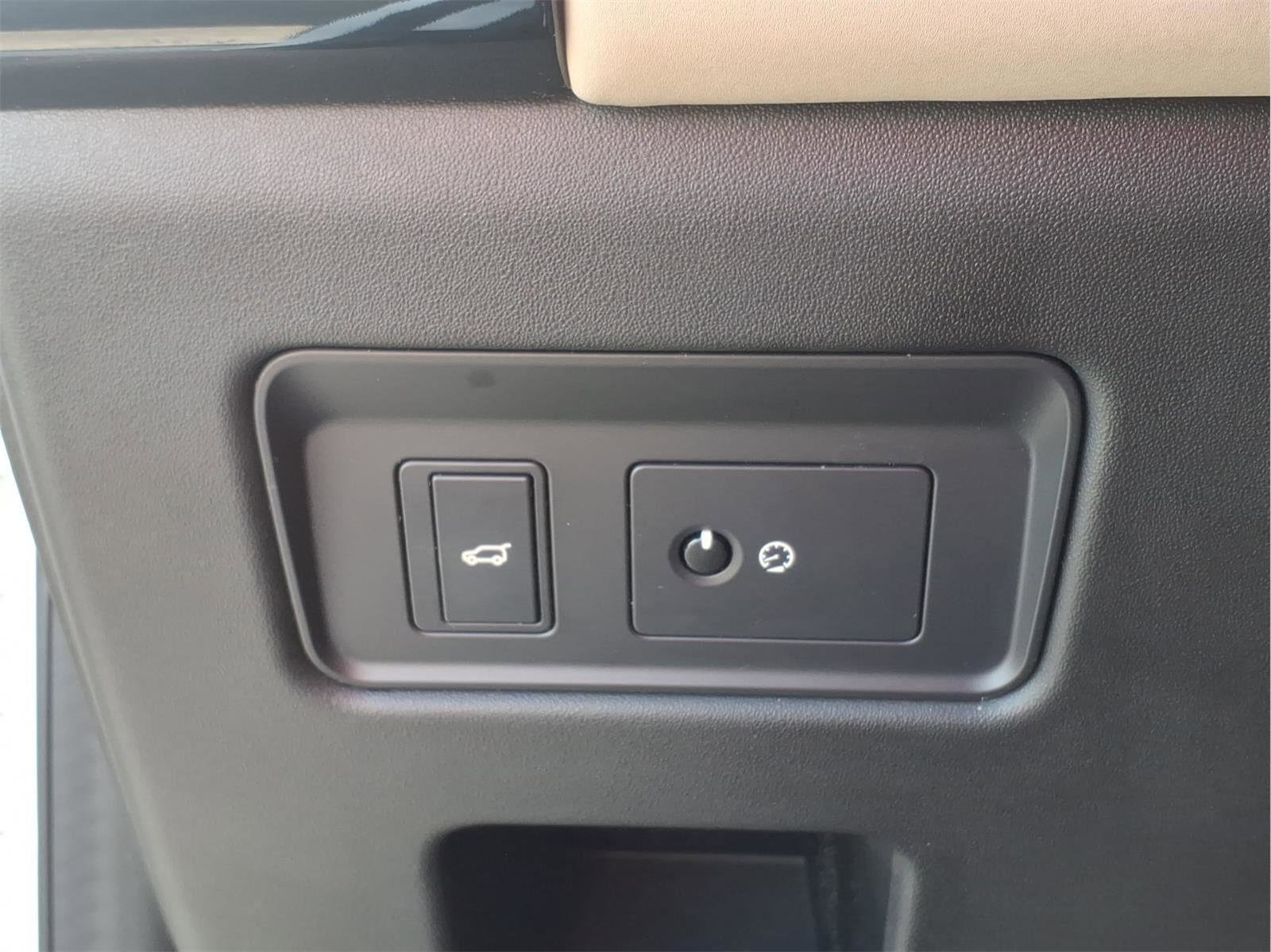Used 2018 Land Rover Discovery HSE AWD/4WD image 19