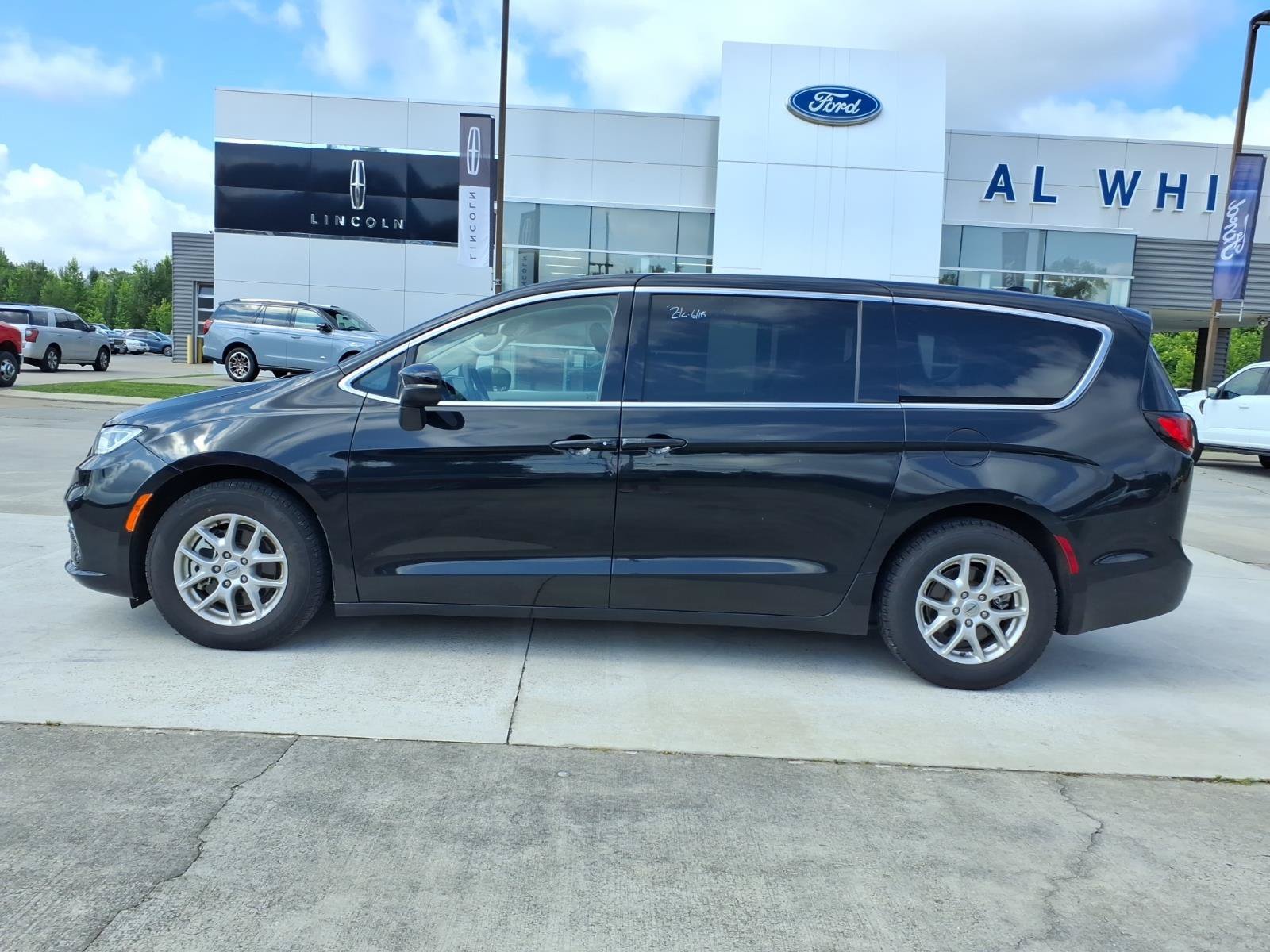 Used 2023 Chrysler Pacifica Touring-L FWD image 2