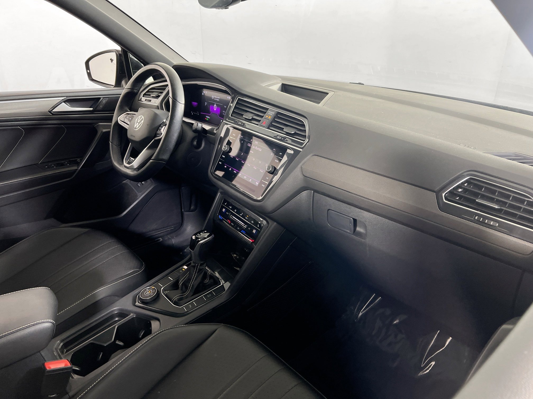 Used 2022 Volkswagen Tiguan SE R-Line image 28