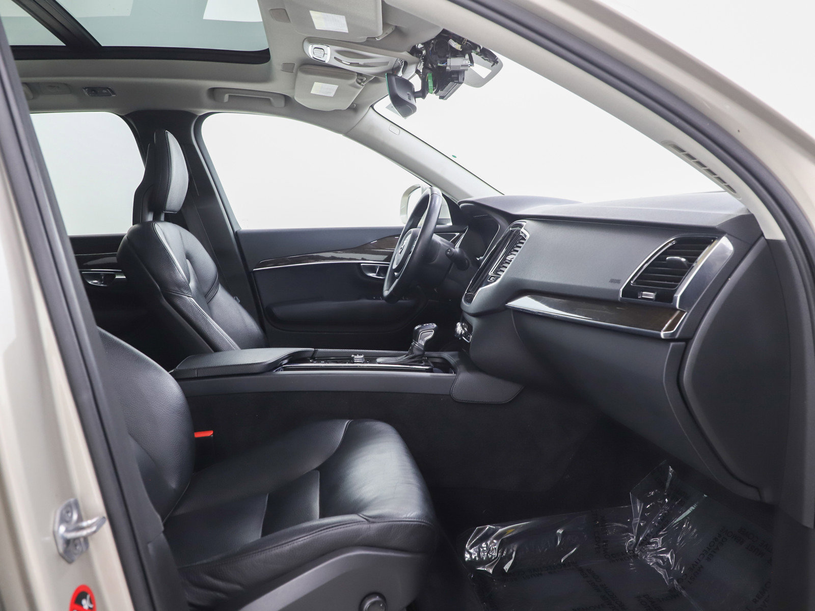 Used 2016 Volvo XC90 T6 Momentum w/ Momentum Plus Package image 11