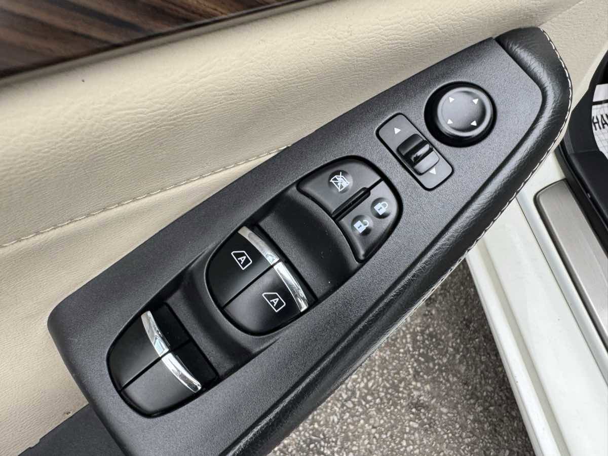 Used 2016 Nissan Maxima Platinum w/ Interior Lighting Package FWD image 27