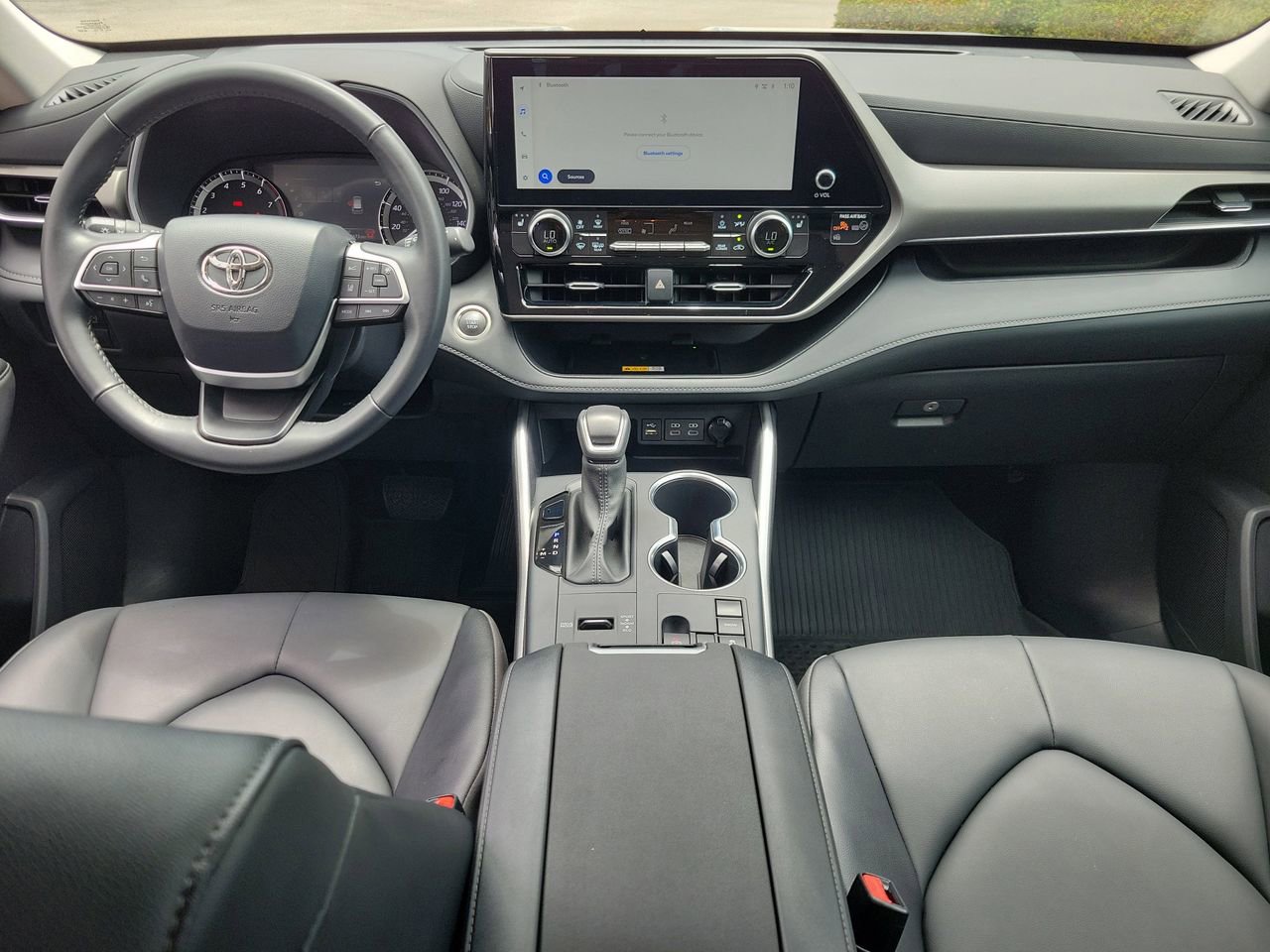 Used 2025 Toyota Highlander XLE FWD image 13