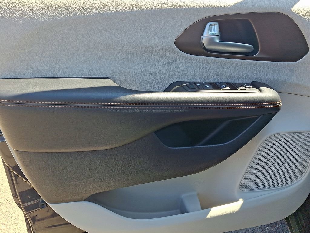 Used 2017 Chrysler Pacifica Touring-L FWD image 12