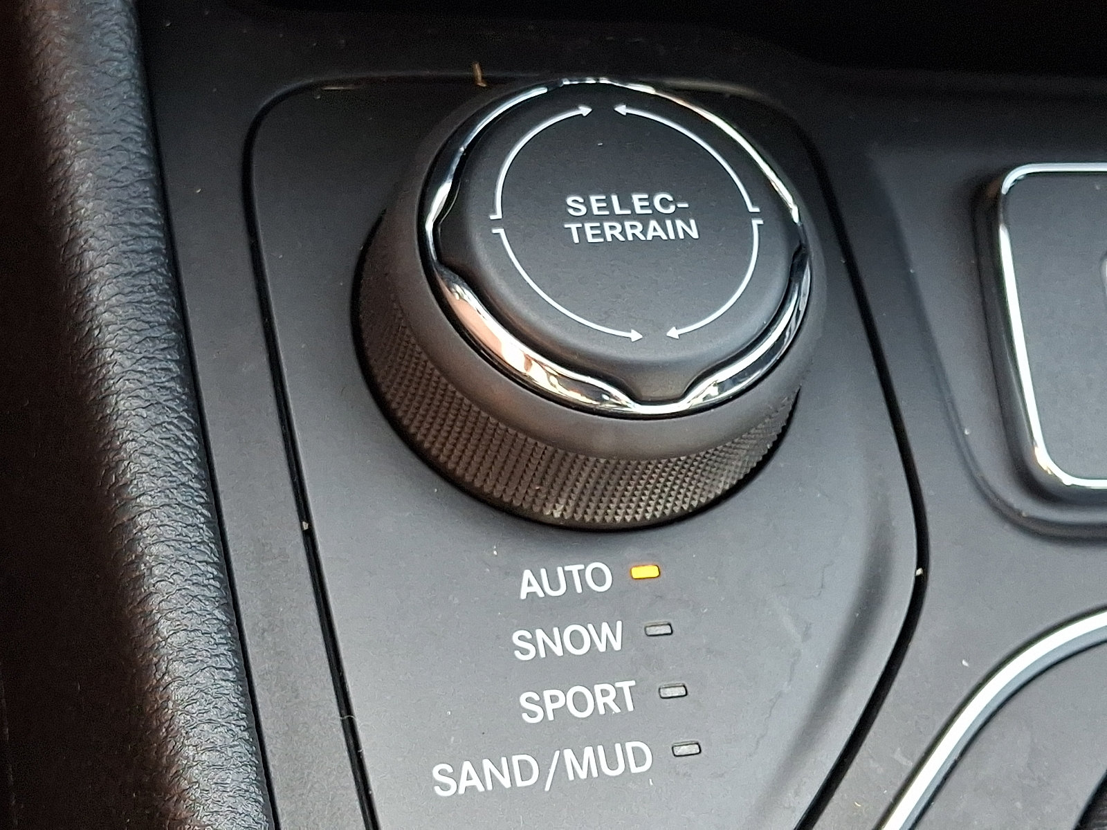 Used 2019 Jeep Cherokee Latitude Plus w/ Cold Weather Group AWD/4WD image 25