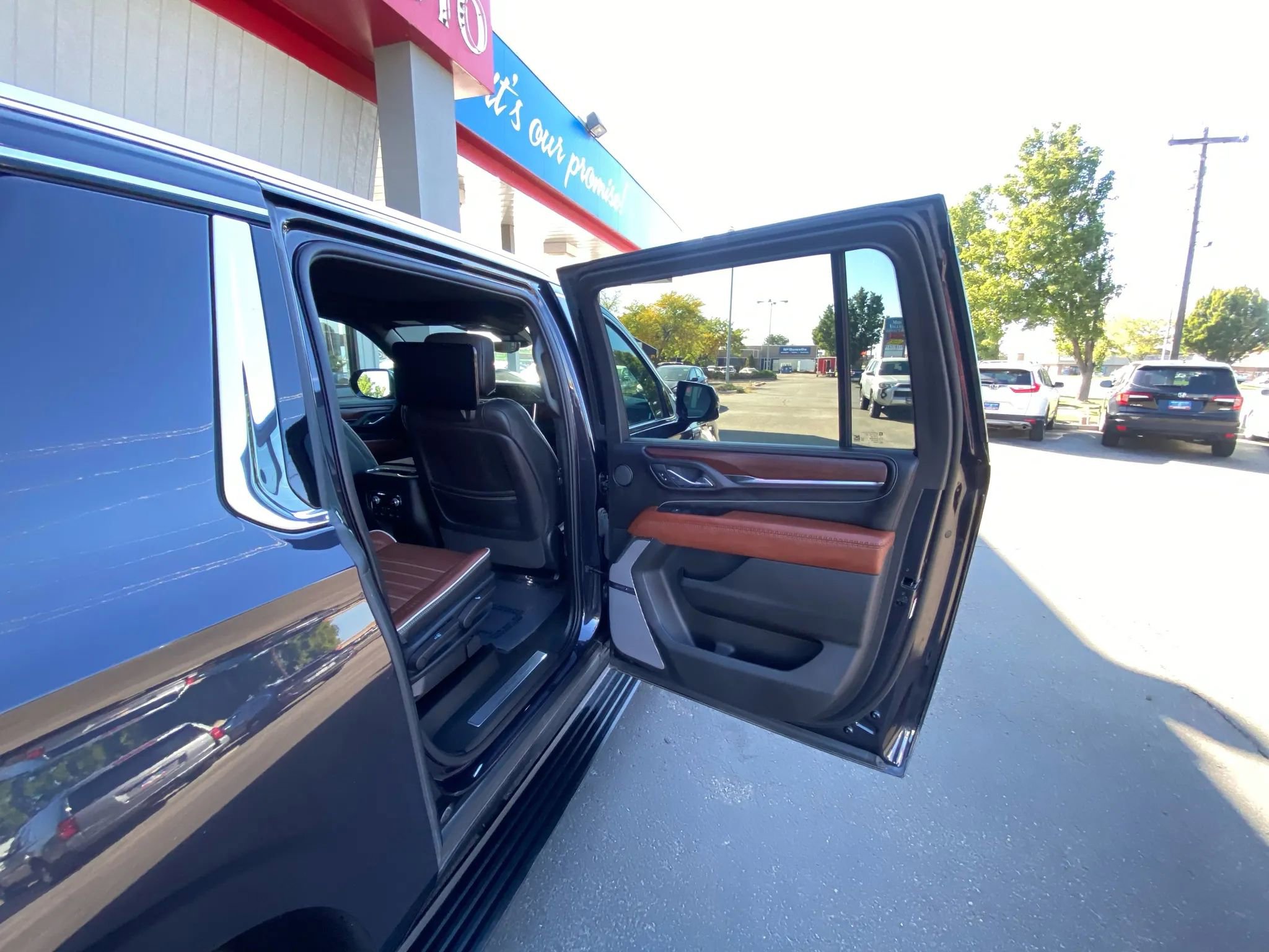 Used 2023 GMC Yukon XL Denali Ultimate image 36