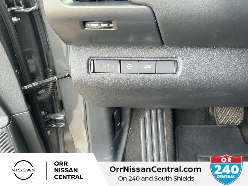Used 2024 Nissan Pathfinder SL w/ Black Appearance Package image 18