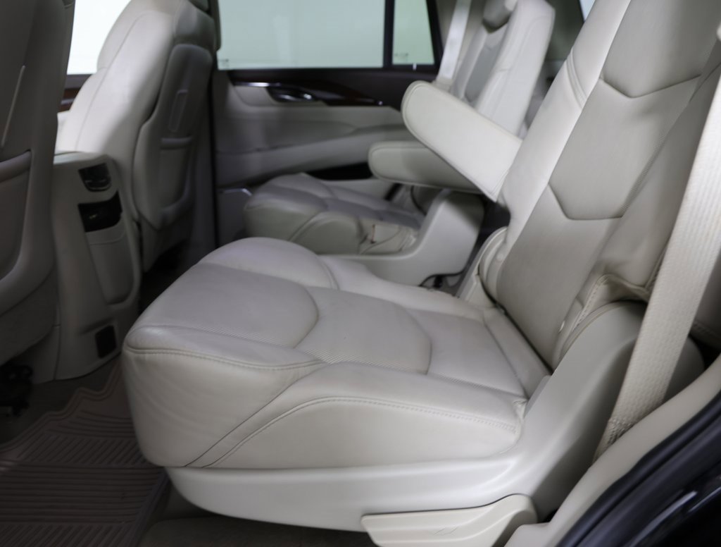 Used 2016 Cadillac Escalade Luxury image 3