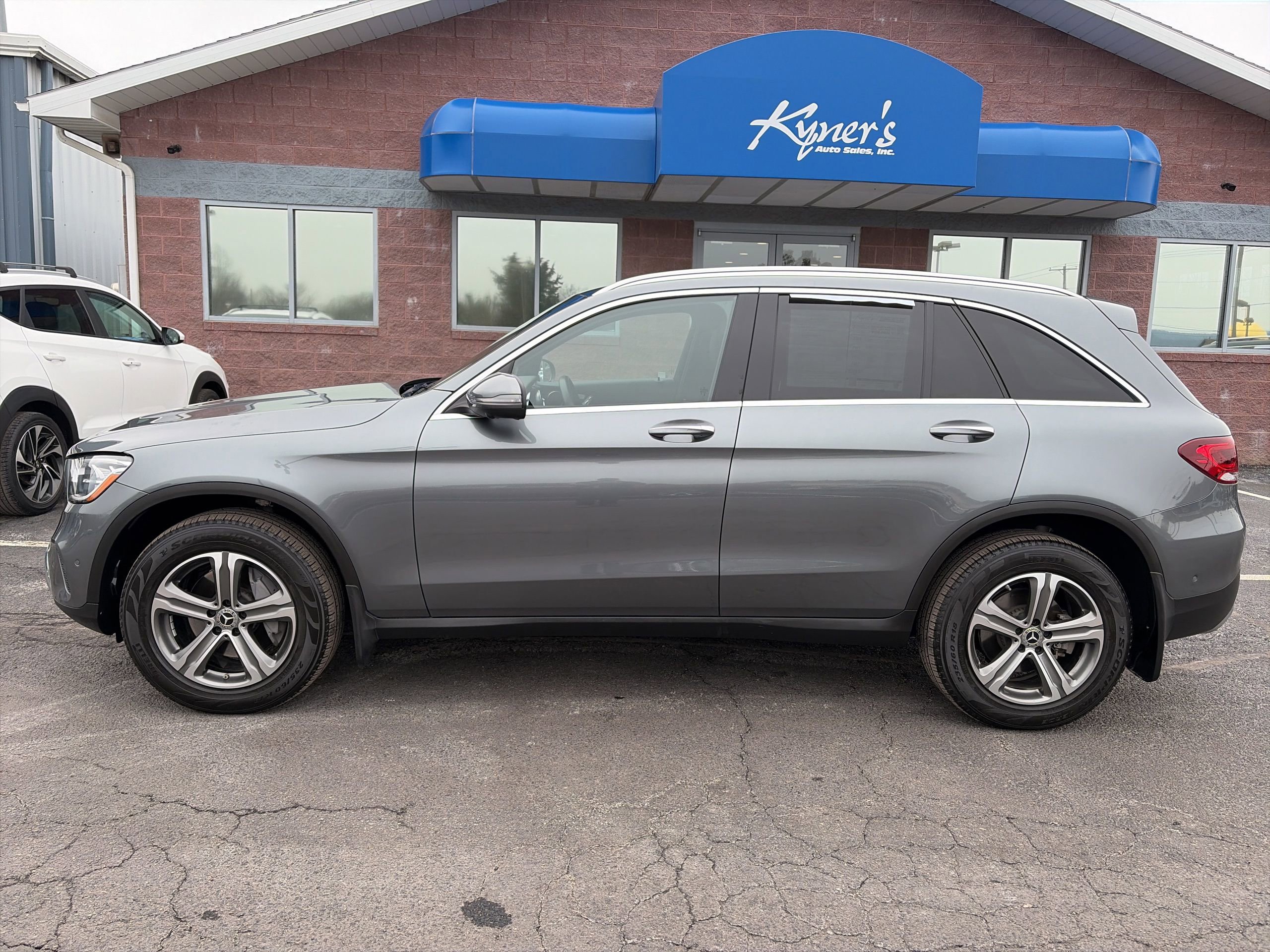 Used 2022 Mercedes-Benz GLC 300 4MATIC image 3