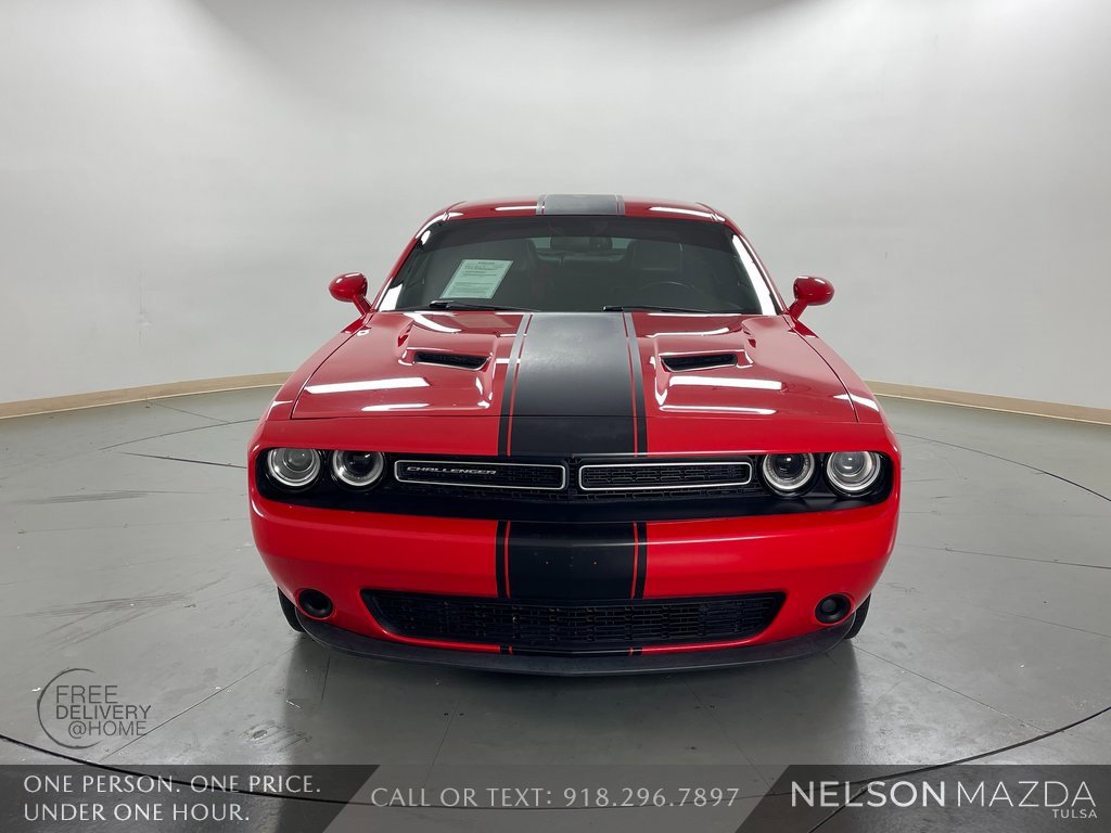 Used 2015 Dodge Challenger SXT image 2