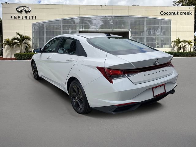 Used 2022 Hyundai Elantra SEL w/ Cargo Package FWD image 4