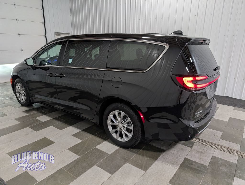 Used 2027 Chrysler Pacifica Limited FWD image 2