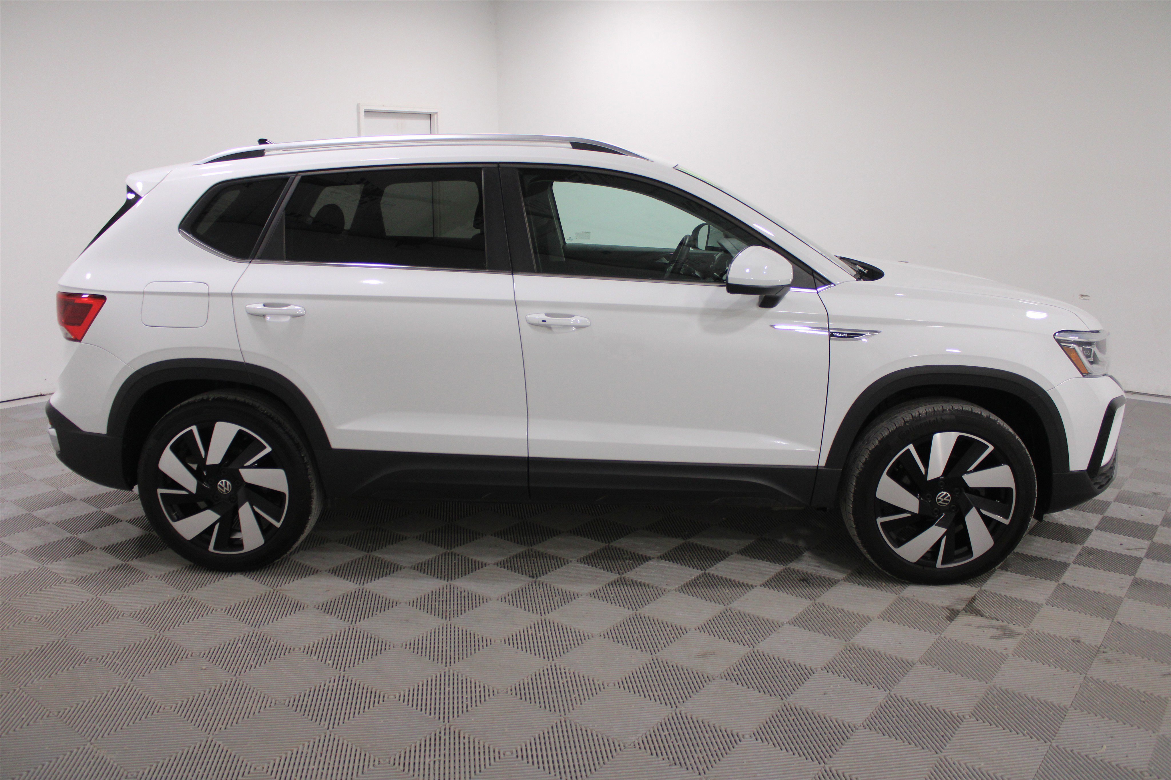 Used 2024 Volkswagen Taos SEL image 26
