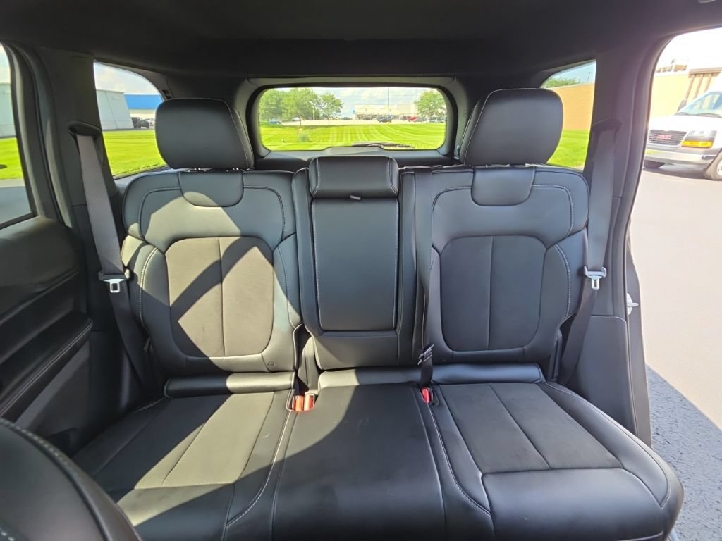 Used 2025 Jeep Grand Cherokee Altitude AWD/4WD image 23