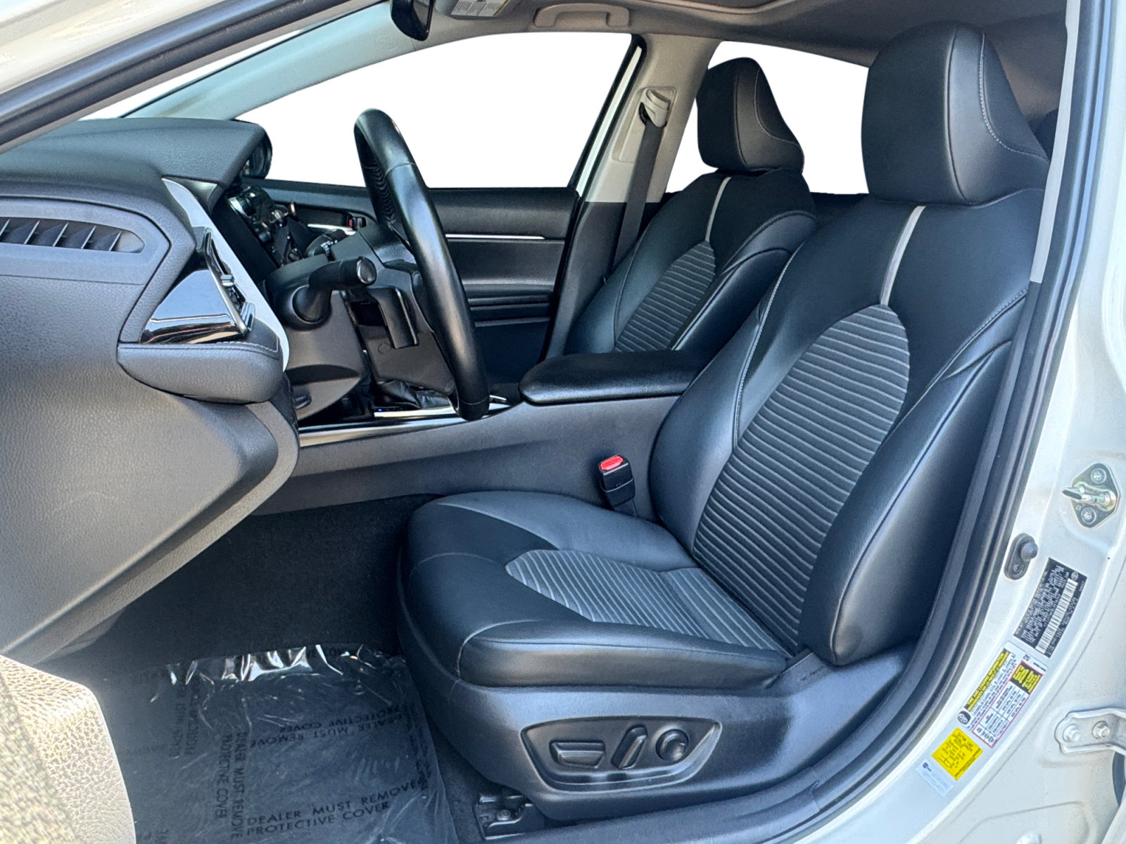 Used 2020 Toyota Camry SE w/ Sunroof Package FWD image 15