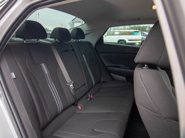 Used 2025 Hyundai Elantra SEL image 14