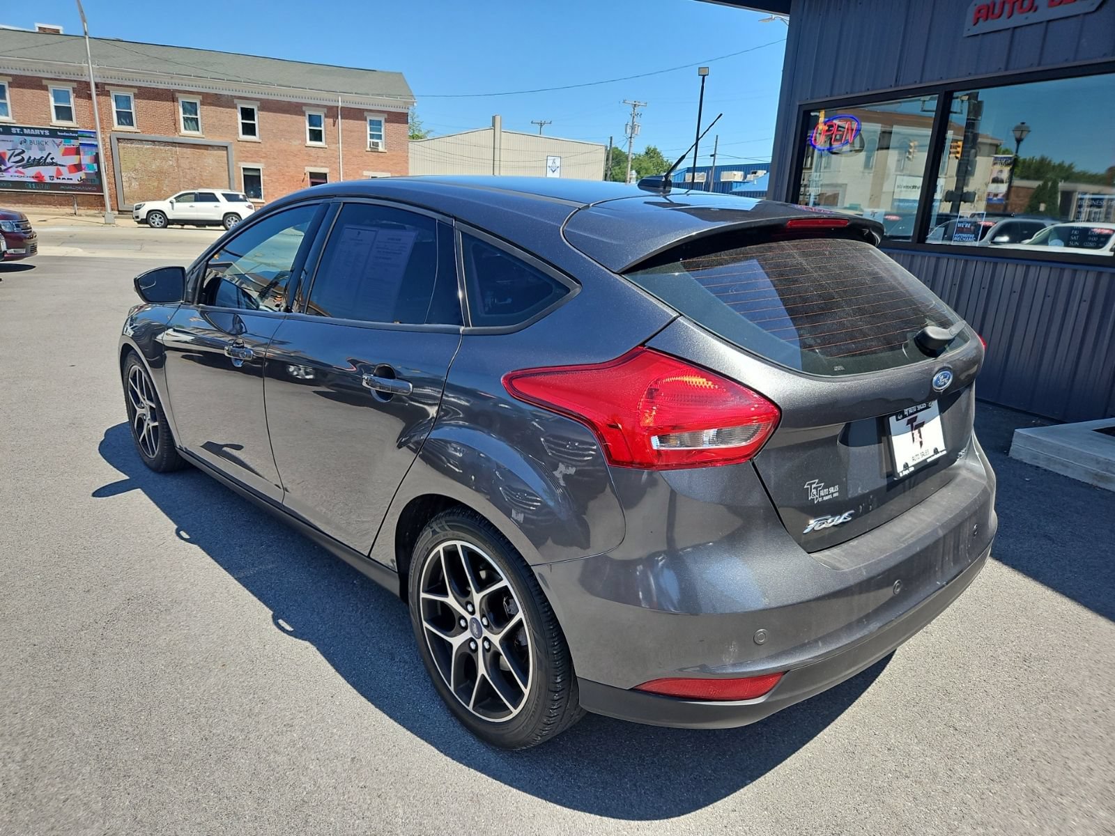 Used 2018 Ford Focus SEL w/ Cold Weather Package FWD image 4