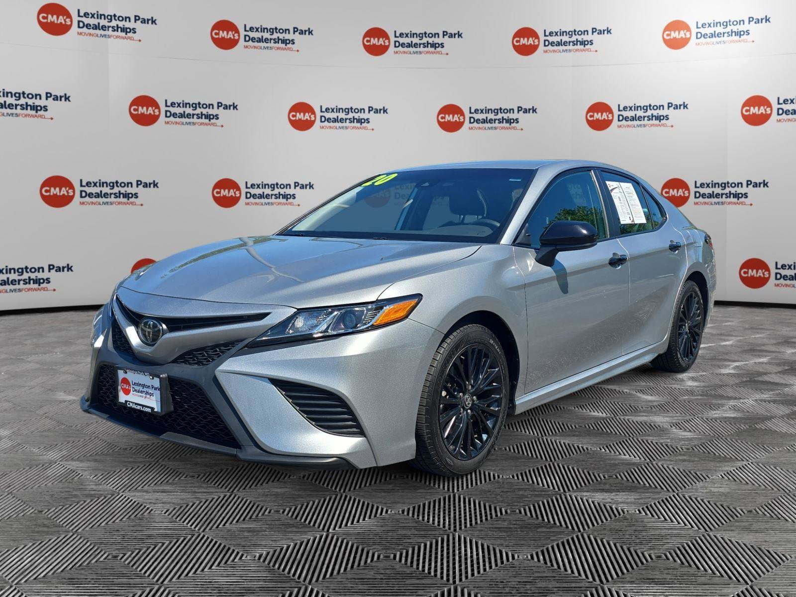 Used 2020 Toyota Camry SE FWD image 3