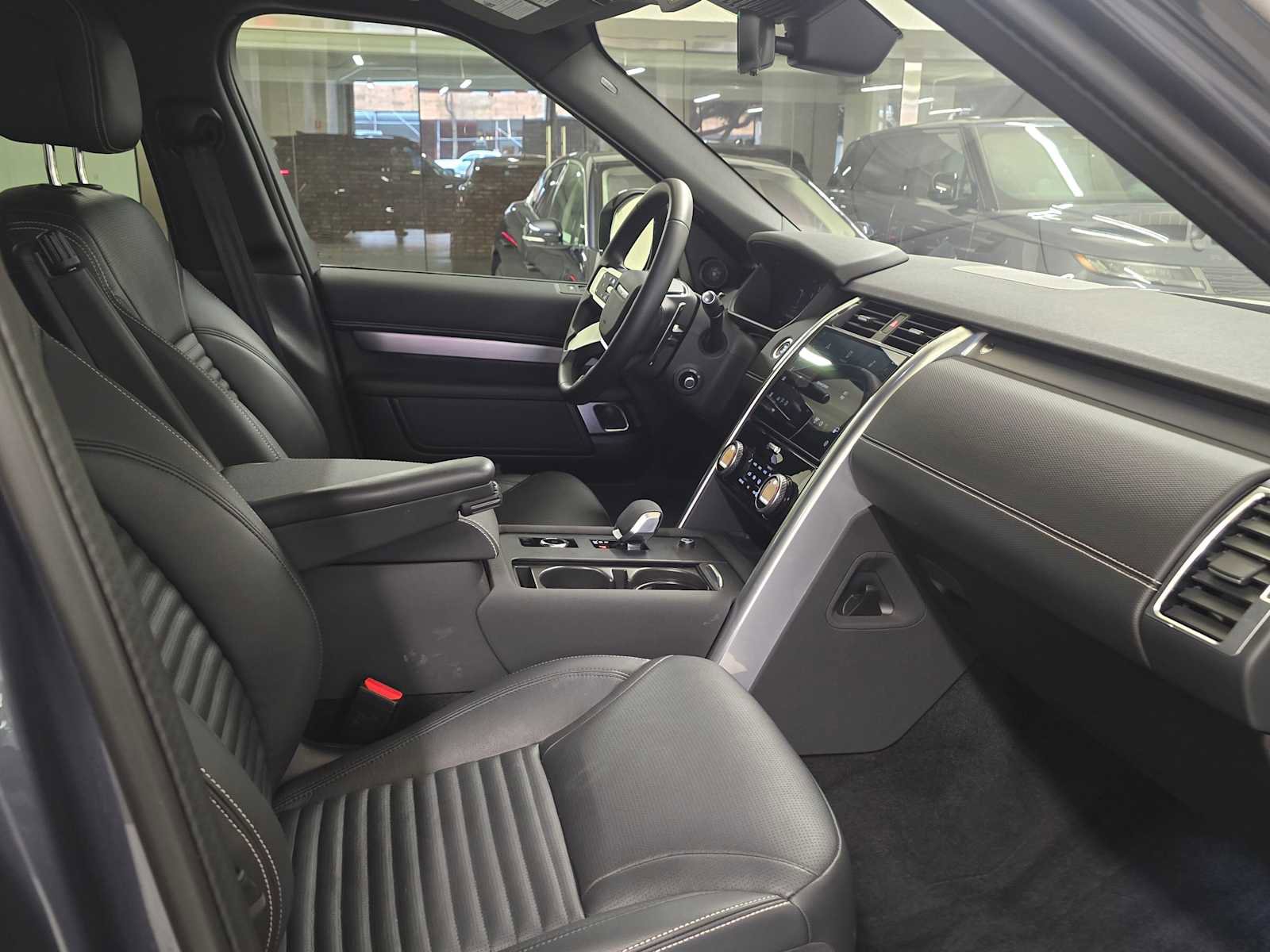 Used 2025 Land Rover Discovery Dynamic SE image 12