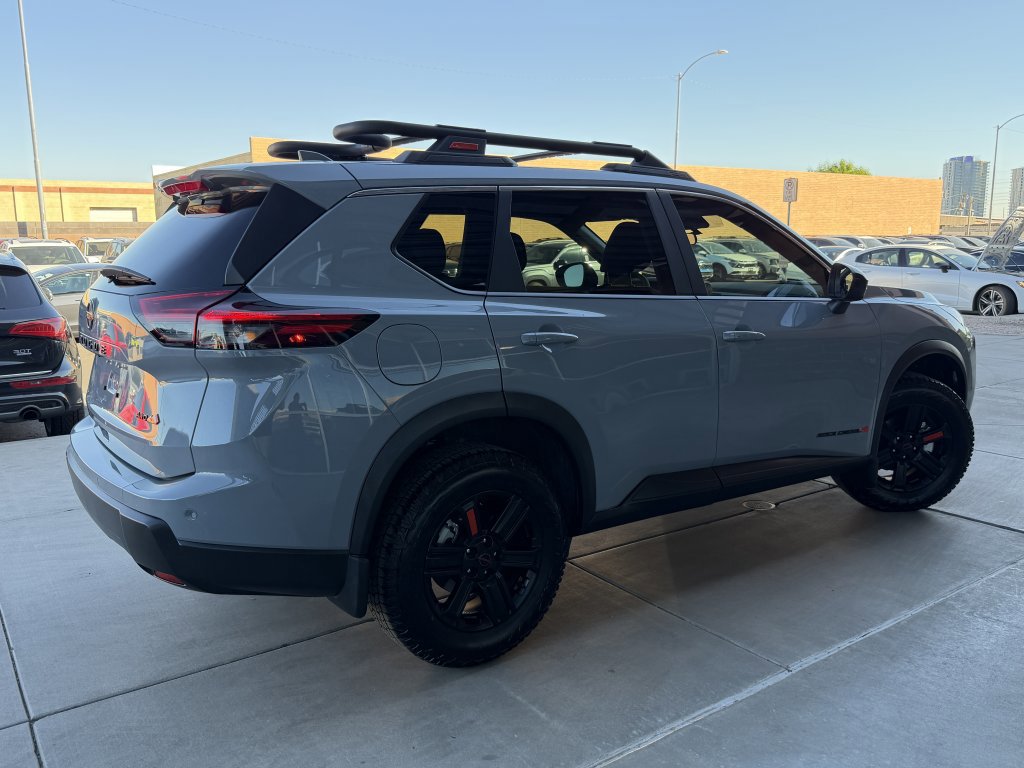 Used 2025 Nissan Rogue SV image 4