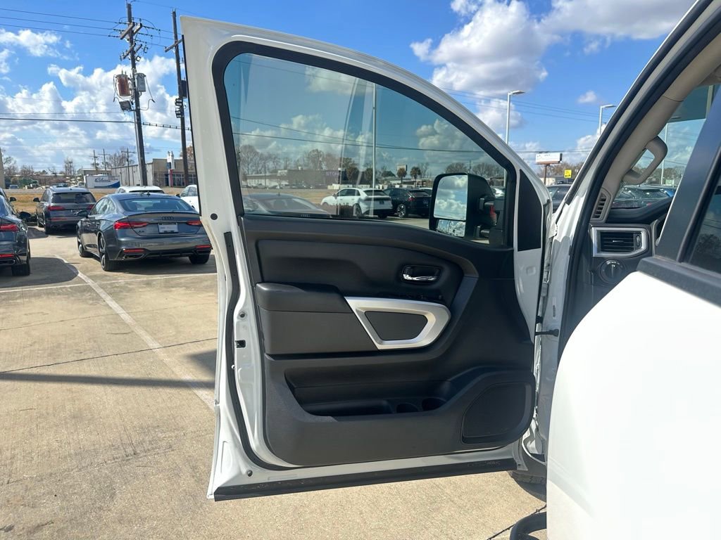 Used 2021 Nissan Titan SV w/ SV Convenience Package image 11