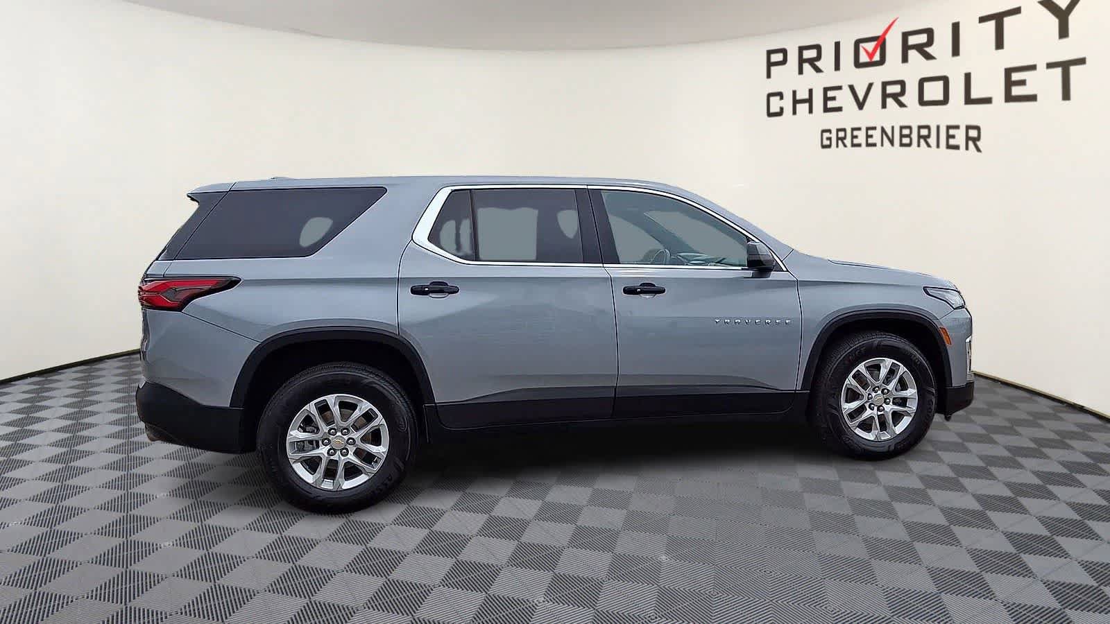 Used 2023 Chevrolet Traverse LS FWD image 9