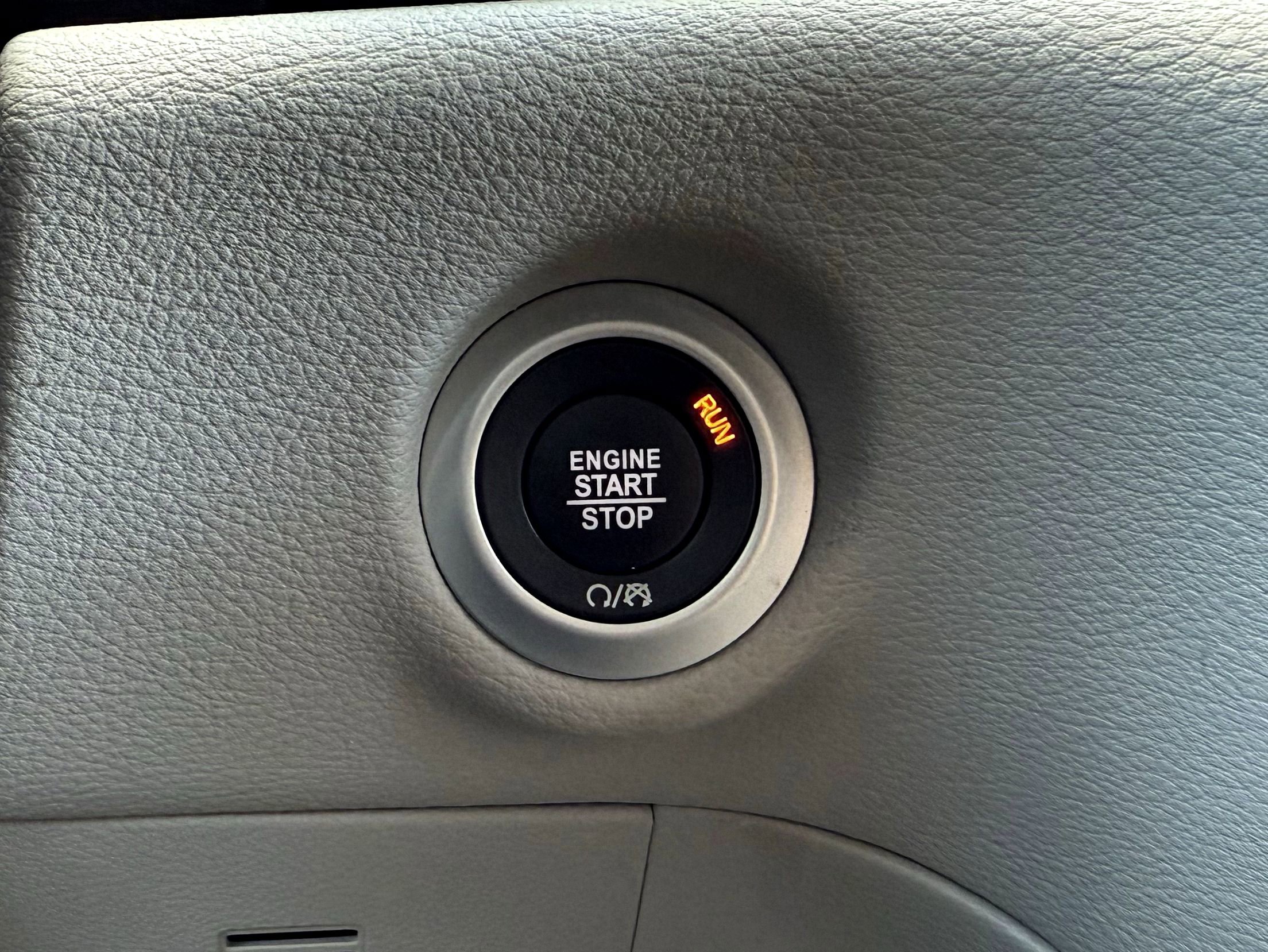 Used 2023 Chrysler Pacifica Limited w/ Uconnect Theater Family Group image 22