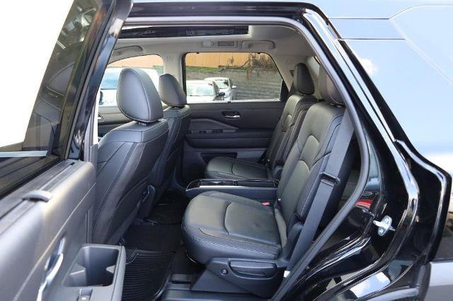 Certified 2025 Nissan Pathfinder SL w/ SL Premium Package FWD image 25
