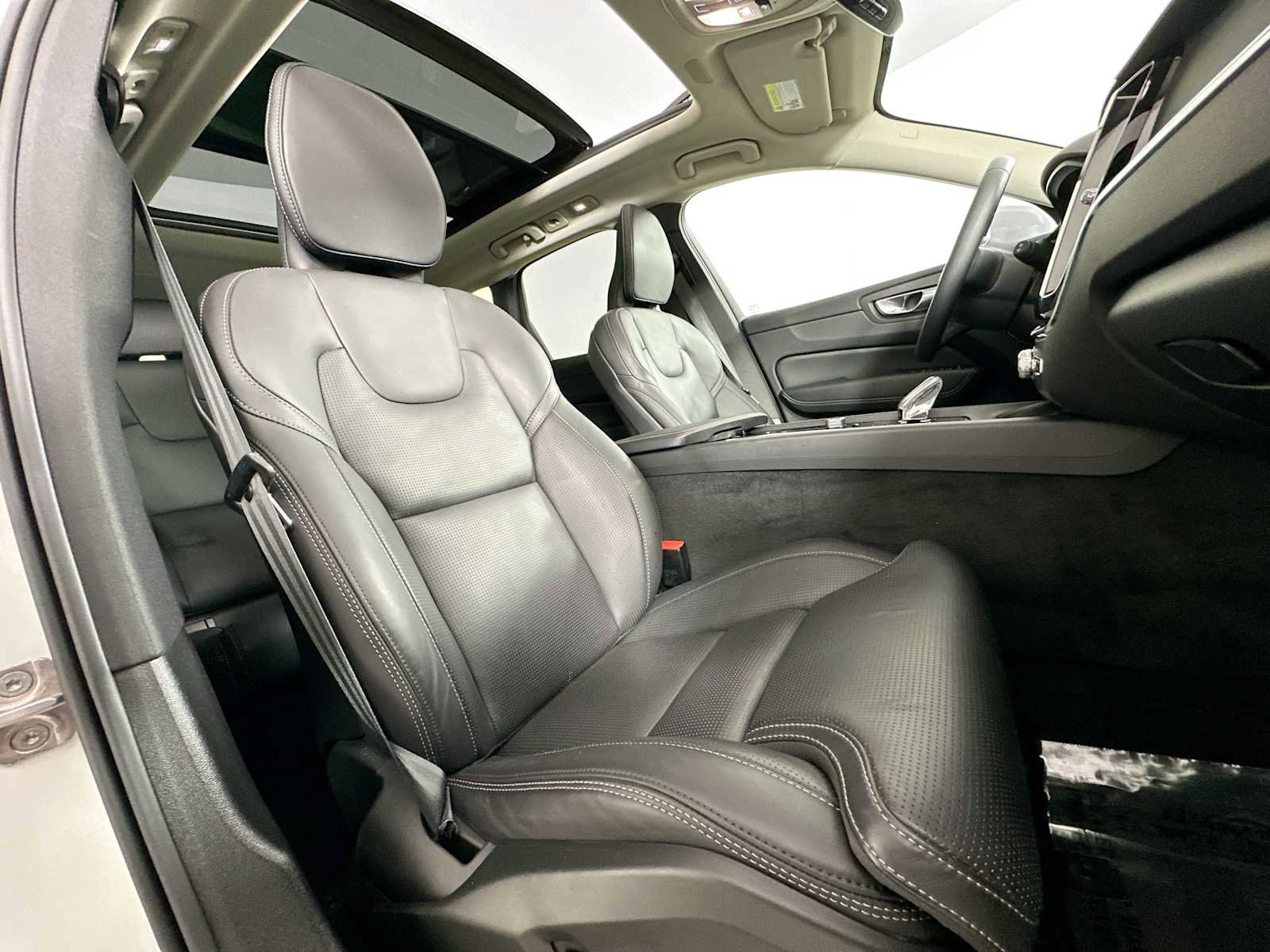 Used 2022 Volvo XC60 B6 Inscription w/ Advanced Package image 27