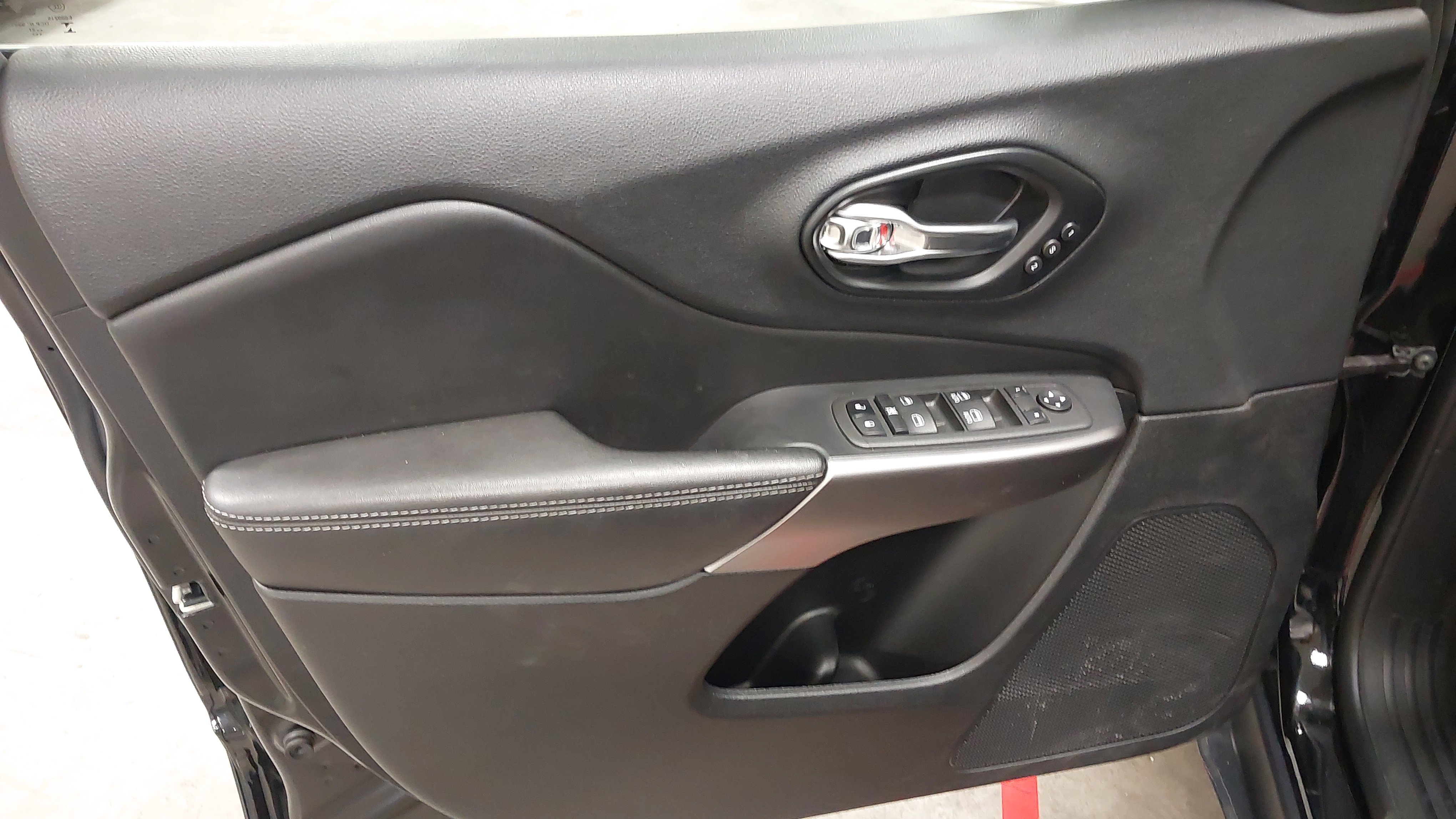 Used 2022 Jeep Cherokee Limited image 24