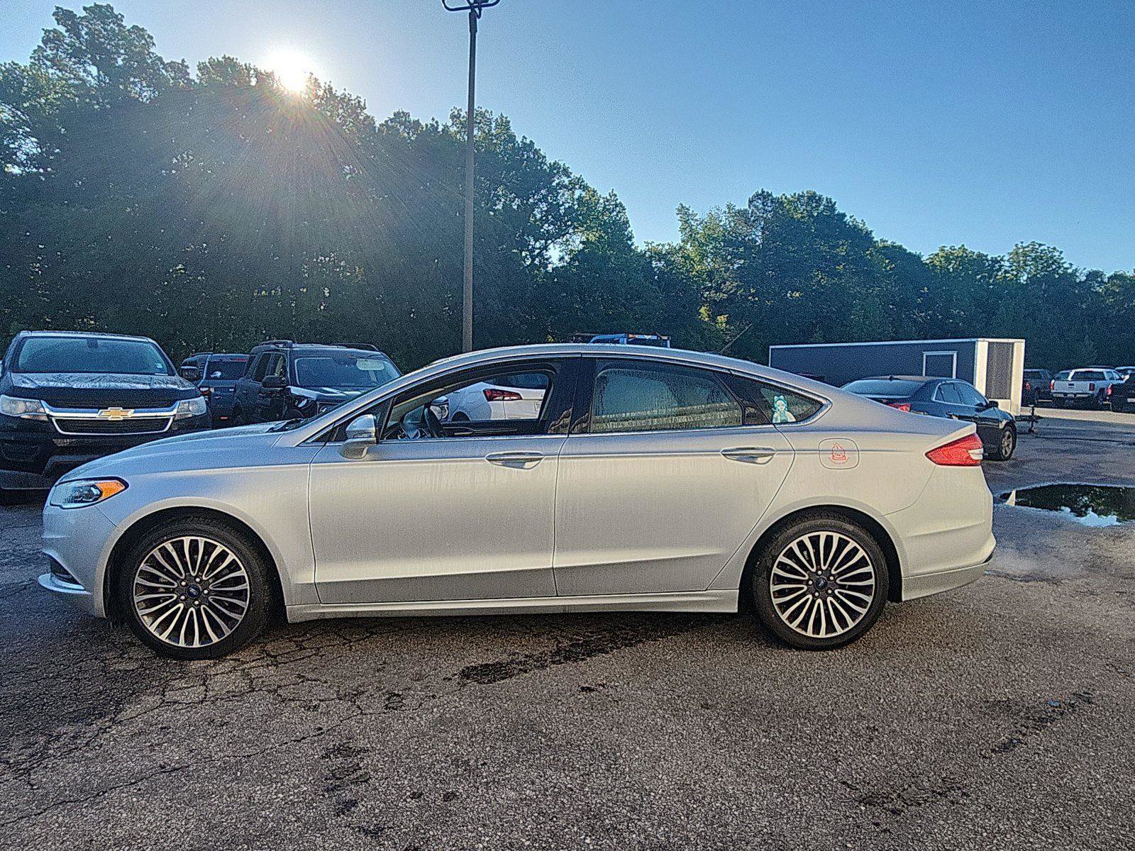 Used 2018 Ford Fusion SE w/ Fusion SE Technology Package FWD image 2