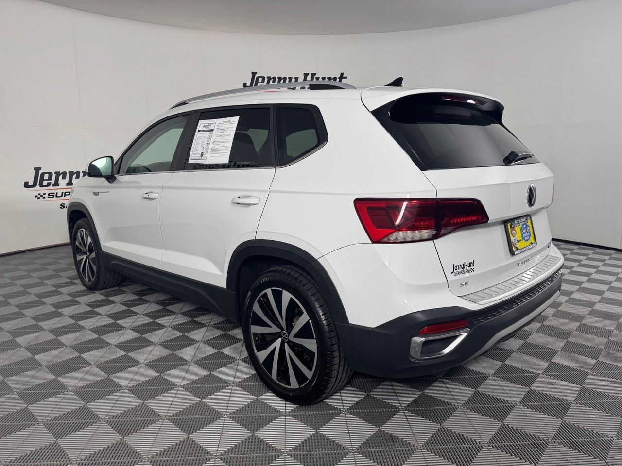 Used 2023 Volkswagen Taos SE w/ Panoramic Sunroof Package AWD/4WD image 8
