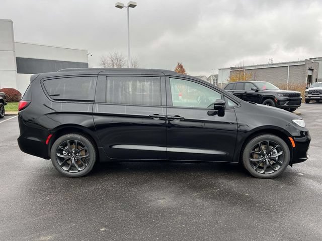 New 2026 Chrysler Pacifica Limited w/ S Appearance Package AWD/4WD image 9