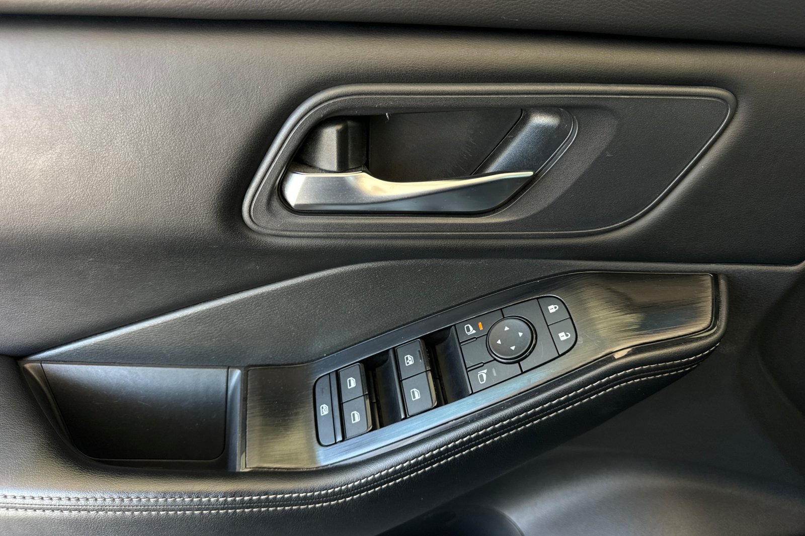 Used 2024 Nissan Rogue SV FWD image 10
