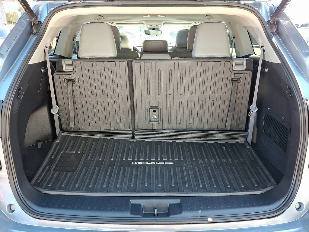 Used 2022 Toyota Highlander XLE AWD/4WD image 32
