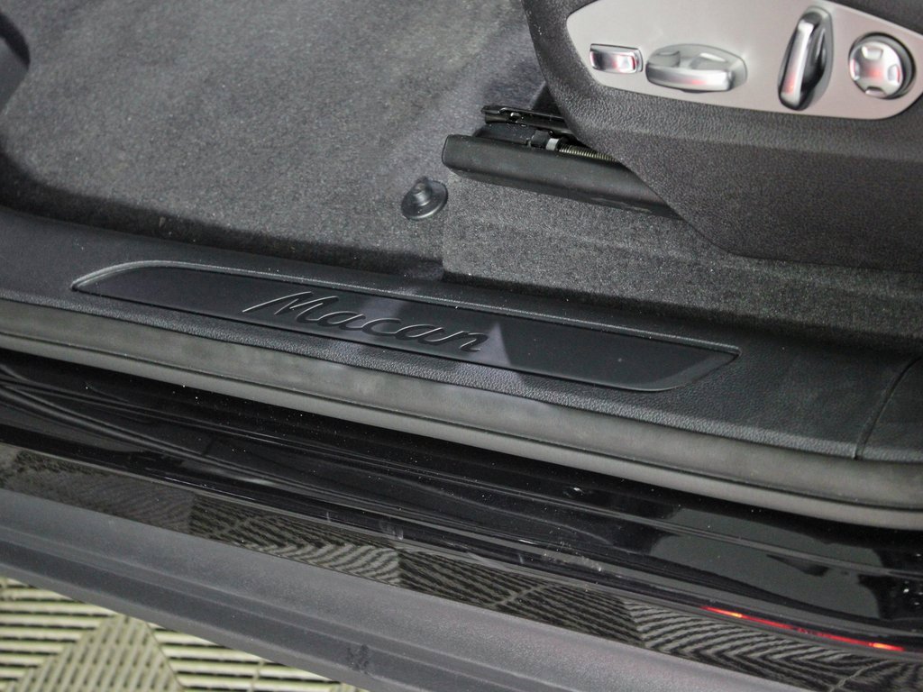 Used 2025 Porsche Macan image 17