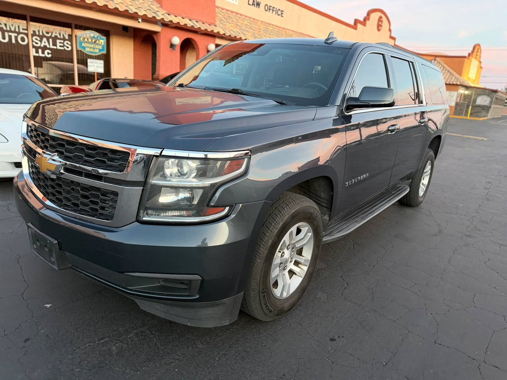 Used 2020 Chevrolet Suburban LT RWD image 2