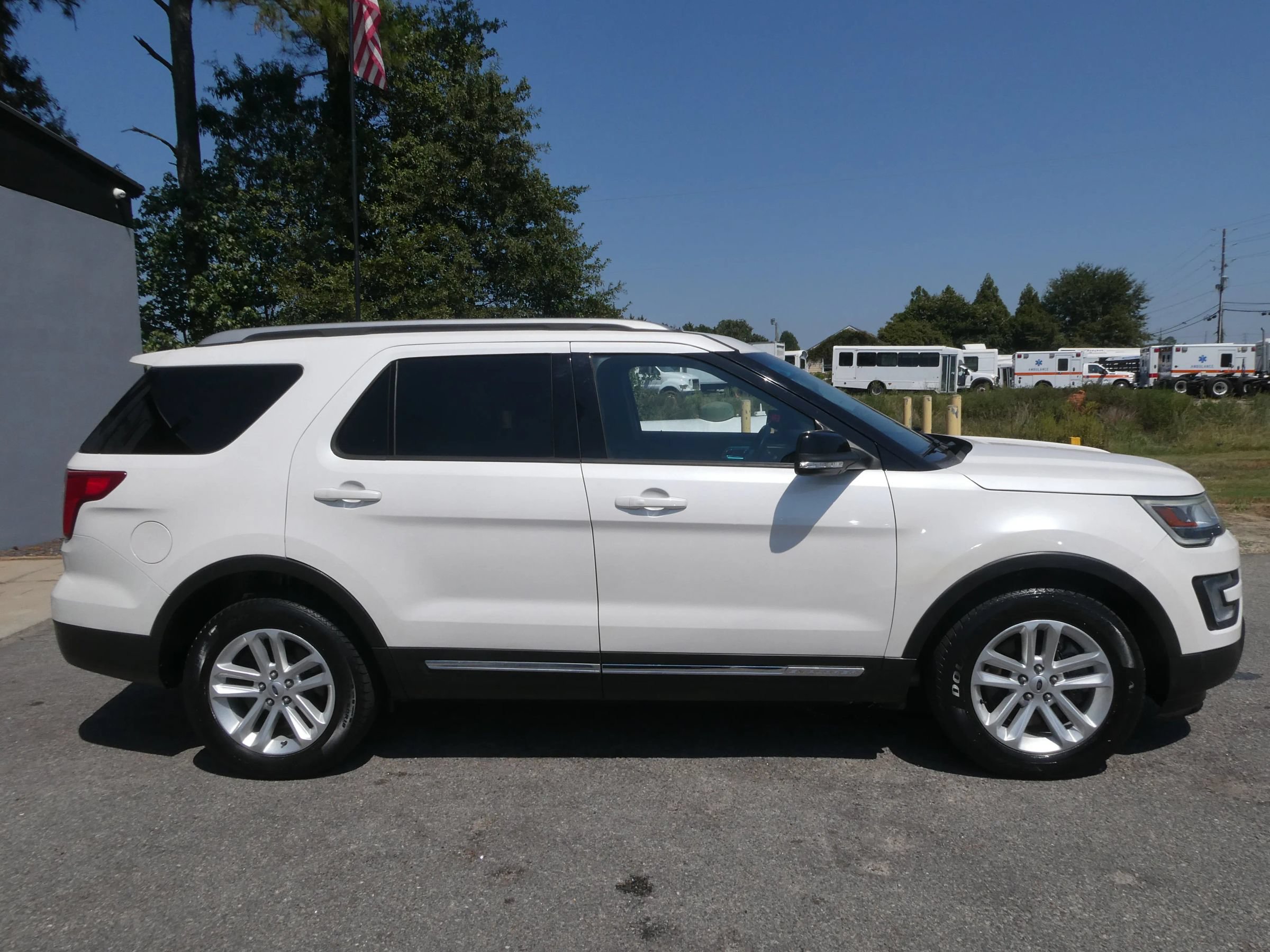 Used 2017 Ford Explorer XLT FWD image 4